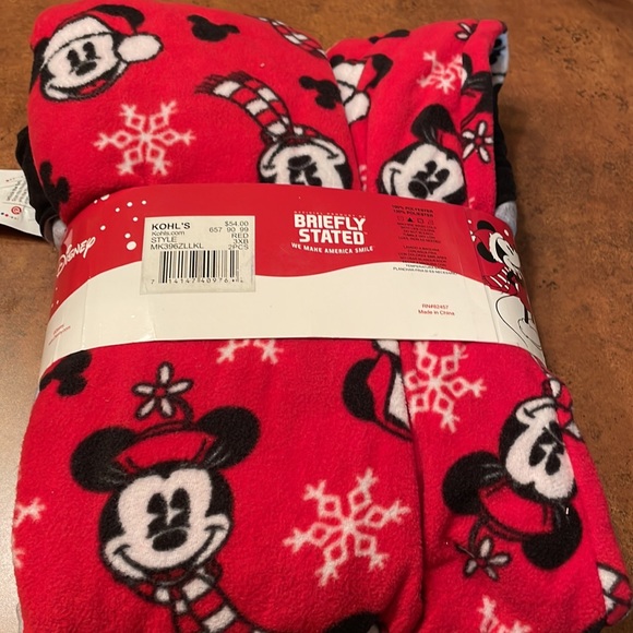 SOLD.  Disney Men’s 2 piece sleep set. - Picture 4 of 10